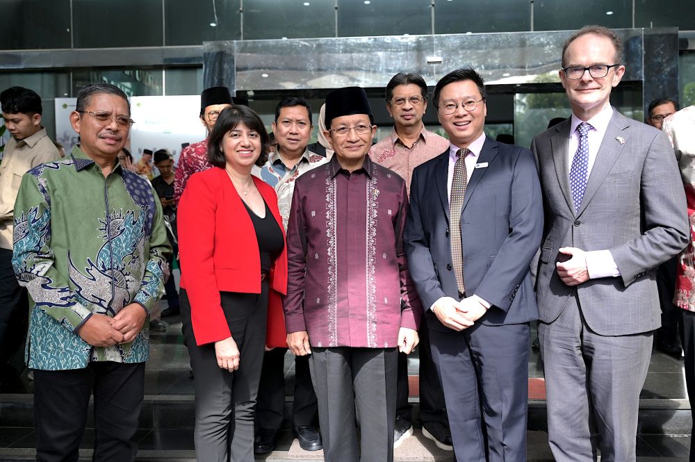 (ki-ka) Prof. Dr. H. Suyitno, M. Ag (Dirjen Pendidikan Islam Kemenag RI), Seema Malhotra MP (UK Minister) Prof. Dr. KH. Nasaruddin Umar, M.A. (Menteri Agama RI), Summer Xia (Country Director Indonesia and Director Southeast Asia, British Council), Dominic Jermey CVO, OBE (Duta Besar Inggris untuk Indonesia, ASEAN, dan Timor Leste) menyadari peran strategis guru madrasah dapat menjadi penjaga nilai sekaligus jembatan dialog antarperadaban di tengah dunia yang terus berubah.