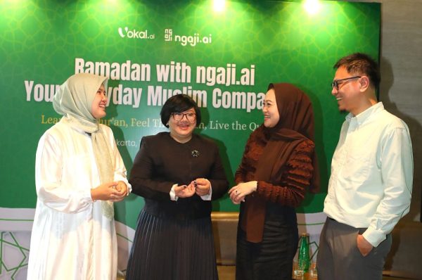 (ki-ka) Verti Tri Wahyuni, momfluencer (instagram @ve.idn) sekaligus pengguna lama ngaji.ai, Vanya Sunanto, COO Vokal.ai, Fara Abdullah, Chief Business Development Officer (CBDO) Vokal.ai, dan Adhitya Zulfan, Head of Marketing Vokal.ai bersemangat memanfaatkan hasil transformasi ngaji.ai dari aplikasi belajar mengaji menjadi aplikasi pendamping ibadah harian mulai Ramadan ini.