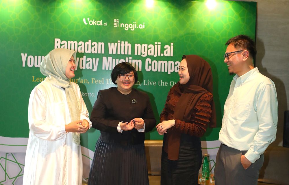 (ki-ka) Verti Tri Wahyuni, momfluencer (instagram @ve.idn) sekaligus pengguna lama ngaji.ai, Vanya Sunanto, COO Vokal.ai, Fara Abdullah, Chief Business Development Officer (CBDO) Vokal.ai, dan Adhitya Zulfan, Head of Marketing Vokal.ai bersemangat memanfaatkan hasil transformasi ngaji.ai dari aplikasi belajar mengaji menjadi aplikasi pendamping ibadah harian mulai Ramadan ini.