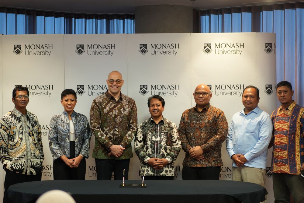 Profesor Matthew Nicholson dan Dr. Ruchman Basori berpose setelah penandatanganan kemitraan Program Beasiswa Indonesia Bangkit.