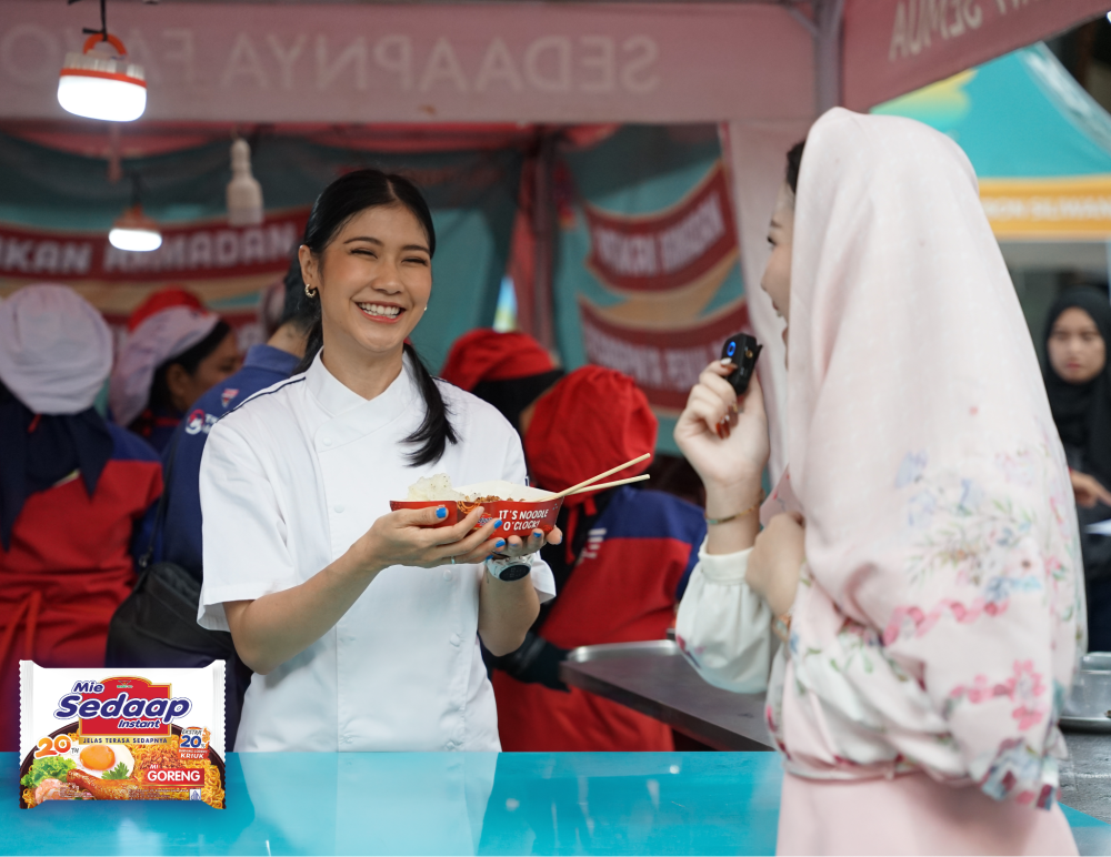 Chef-Olivia-Tommy-ketika-ditemui-di-tenda-Cooking-For-Aksi-saat-sedang-menunjukkan-hasil-masakannya-yang-akan-dibagikan-ke-warga-di-sekitaran-masjid-saat-waktu-berbuka-puasa