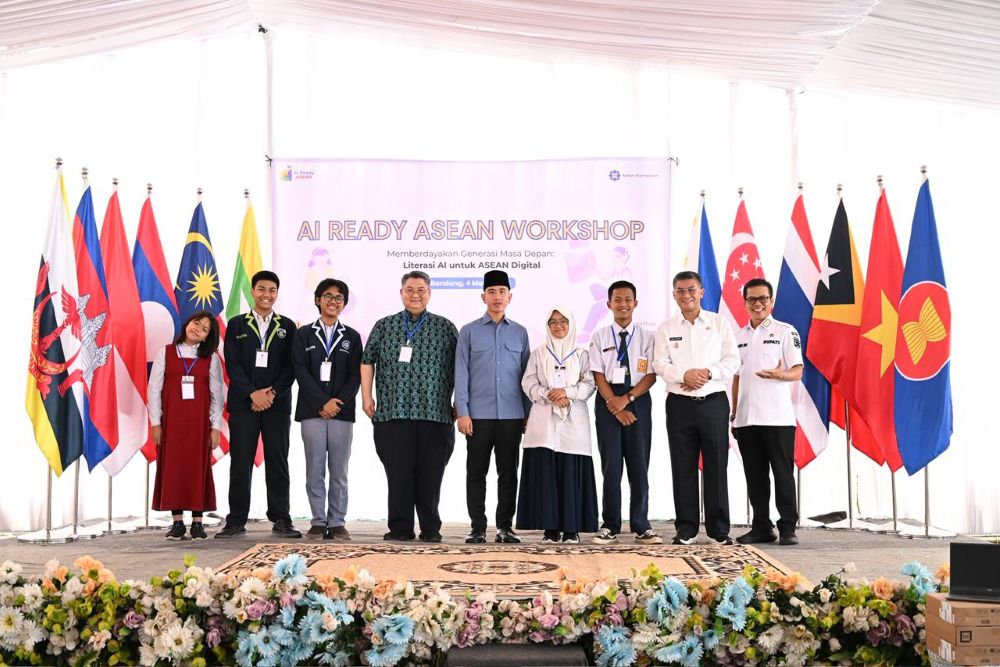 Dr. Piti Srisangnam Eksekutif Direktur ASEAN Foundation, Wakil Presiden Gibran Rakabuming Raka, dan Siswa