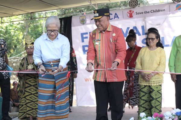 Seremoni pemotongan pita oleh Emelia Julia Nomleni, Ketua DPRD Nusa Tenggara Timur bersama Eduard Markus Lioe, SIP, S.H., M.H., Bupati Timor Tengah Selatan, untuk meresmikan Desa Wisata Spaha sekaligus membuka Festival Pesisir Selatan, 27 Maret 2026 di Desa Wisata Spaha, Pantai Kolbano, Kabupaten Timor Tengah Selatan. Photo: UN Women/Juniken Imelda