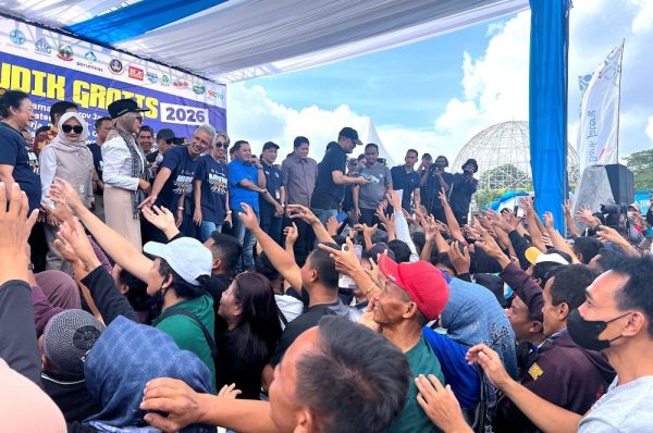 Gubernur Jawa Tengah dan sebagian besar pimpinan kabupaten dan kota di Jawa Tengah berinteraksi langsung dengan hangat dan antusias dengan warga Jawa Tengah di Jakarta di acara Pelepasan Mudik Gratis Pemprov Jateng 2026 di kawasan Taman Mini Indonesia Indah (16/03)