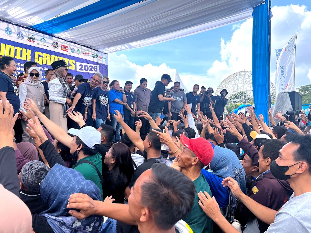 Gubernur Jawa Tengah dan sebagian besar pimpinan kabupaten dan kota di Jawa Tengah berinteraksi langsung dengan hangat dan antusias dengan warga Jawa Tengah di Jakarta di acara Pelepasan Mudik Gratis Pemprov Jateng 2026 di kawasan Taman Mini Indonesia Indah (16/03)