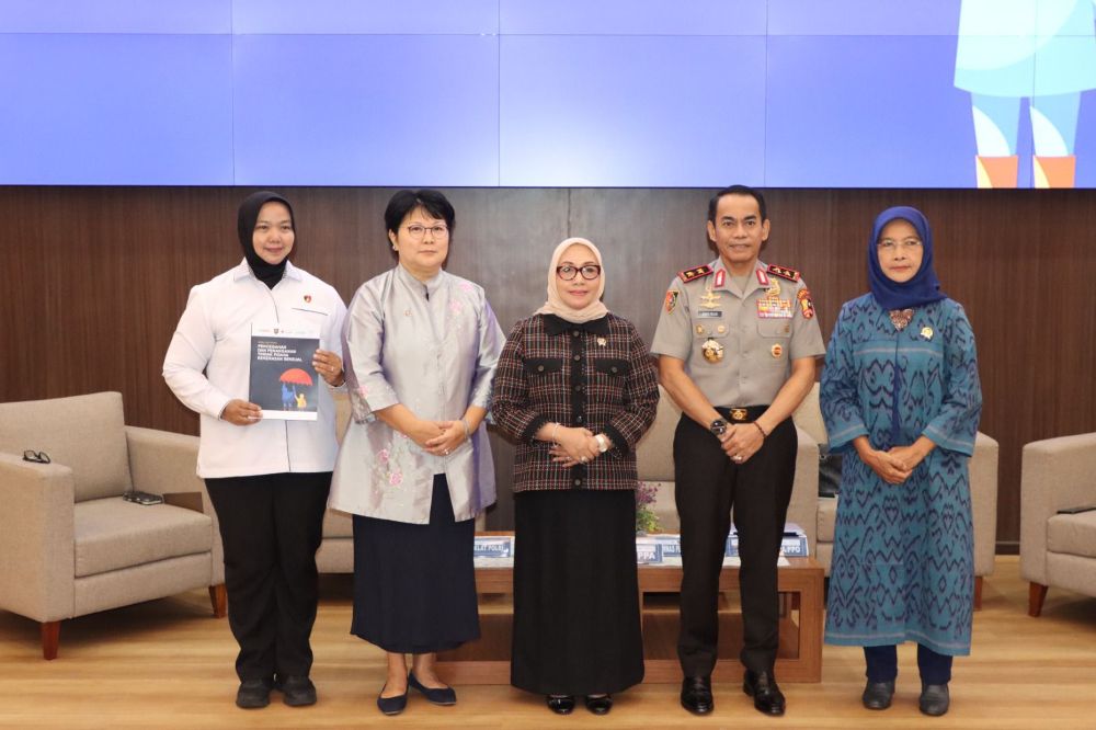 Kompol Tuti T. Purwanti, Kanit 2 Subdit 1 Direktorat Tindak Pidana Perempuan dan Anak dan Pemberantasan Perdagangan Orang (DITTIPID PPA-PPO), Bareskrim Polri; Ulziisuren Jamsran, UN Women Indonesia Representative and Liaison to ASEAN; Arifah Fauzi, Menteri Pemberdayaan Perempuan dan Perlindungan Anak; Andi Rian Ryacudu Djajadi, Wakil Kepala Lemdiklat Polri; Maria Ulfah Anshor, Ketua Komnas Perempuan di Peluncuran Modul Pelatihan untuk Pelatih “Pencegahan dan Penanganan Tindak Pidana Kekerasan Seksual” oleh Lemdiklat Polri berkolaborasi dengan Jentera dan UN Women. Foto: Lemdiklat Polri.