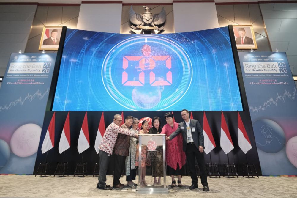 Wakil Ketua Dewan Ekonomi Nasional, Mari Elka Pangestu, bersama dengan Senior Country Officer IFC, Amerta Mardjono; President IGCN, Y. W. Junardy; Executive Director IBCWE, Wita Krisanti; Direktur Bursa Efek Indonesia, Risa Effenita Rustam; UN Women Indonesia Representative and Liaison to ASEAN, Ulziisuren Jamsran; dan Secretary General & Acting Executive Director, IGCN, Bapak Andi P. Rahim membunyikan bel di acara Ring the Bell for Gender Equality 2026 sebagai dukungan terhadap kesetaraan gender. Foto: UN Women/Putra Djohan.