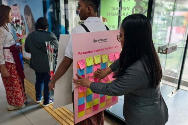 Pesan-pesan inspiratif tertuang dalam instalasi “Pesanmu kepada Kartini Lain” pada aktivasi Hari Kartini FIFGROUP di Stasiun MRT Blok M, Jakarta, menjadi ruang ekspresi bagi perempuan untuk menyampaikan harapan dan pesan positif.