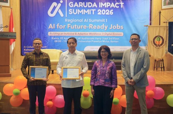 Dari kiri ke kanan: Dr. Rizal Edwin Manansang, Sekretaris Jenderal Dewan Nasional KEK; Dr. Hassan Wirajuda, Rektor Universitas Prasetiya Mulya; Dita Aisyah, Director of BINAR; dan Arief Suseno, AI Skills Director, Microsoft Indonesia menghadiri acara GARUDA AI Regional Summit I di Universitas Prasetiya Mulya, Banten.