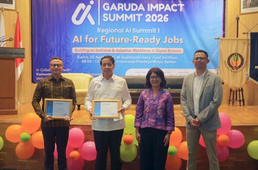 Dari kiri ke kanan: Dr. Rizal Edwin Manansang, Sekretaris Jenderal Dewan Nasional KEK; Dr. Hassan Wirajuda, Rektor Universitas Prasetiya Mulya; Dita Aisyah, Director of BINAR; dan Arief Suseno, AI Skills Director, Microsoft Indonesia menghadiri acara GARUDA AI Regional Summit I di Universitas Prasetiya Mulya, Banten.