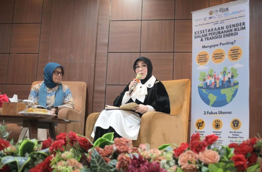 Illiza Sa'aduddin Djamal, Wali Kota Banda Aceh (kanan) dan Suraiya Kamaruzzaman, Kepala Aceh Climate Change Initiative Universitas Syiah Kuala (kiri) berbicara di Training of Trainers (ToT) Advokasi Kebijakan Gender dan Perubahan Iklim di Aceh, bagian dari program EmPower dari UN Women dan UNEP untuk mendorong kebijakan iklim yang berperspektif gender, 9 April 2026. Photo: UN Women/Riska Munawarah