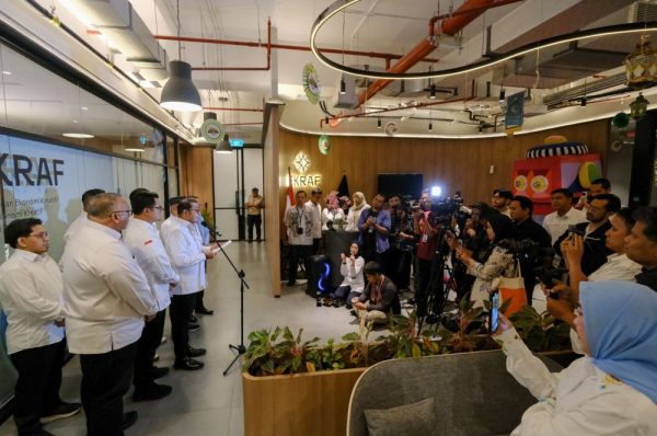 Menteri Ekonomi Kreatif, Teuku Riefky Harsya, memberikan tanggapan resmi atas perhatian publik terhadap kasus pengadaan konten video profil desa di Kabupaten Karo, Sumatera Utara yang melibatkan pelaku ekonomi kreatif di kantor Kementerian Ekonomi Kreatif, Jakarta, Senin (30/3/2026).
