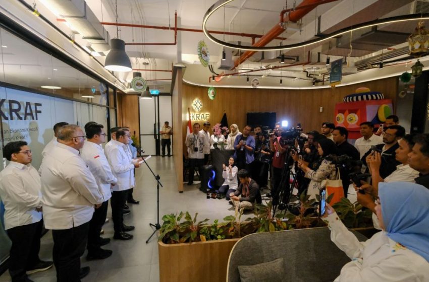 Menteri Ekonomi Kreatif, Teuku Riefky Harsya, memberikan tanggapan resmi atas perhatian publik terhadap kasus pengadaan konten video profil desa di Kabupaten Karo, Sumatera Utara yang melibatkan pelaku ekonomi kreatif di kantor Kementerian Ekonomi Kreatif, Jakarta, Senin (30/3/2026).