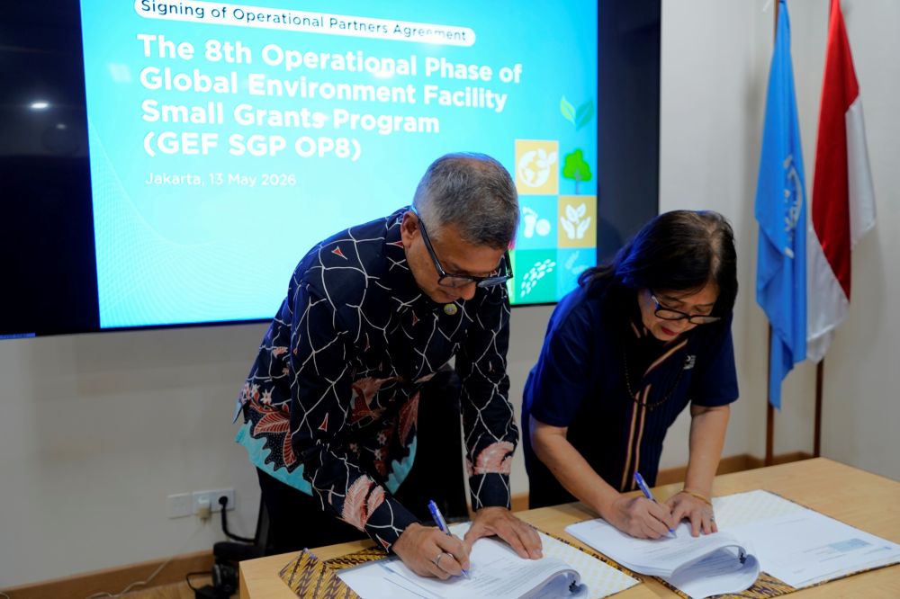 Perwakilan FAO di Indonesia dan Timor-Leste Rajendra Aryal (kiri) dan Direktur Eksekutif Yayasan Bina Usaha Lingkungan Yani Witjaksono (kanan) menandatangani Perjanjian Kemitraan Operasional Fase Operasional ke-8 Program Hibah Kecil Fasilitas Lingkungan Global (GEF SGP-OP8) pada hari Rabu (13/5) di kantor FAO Indonesia di Jakarta.
