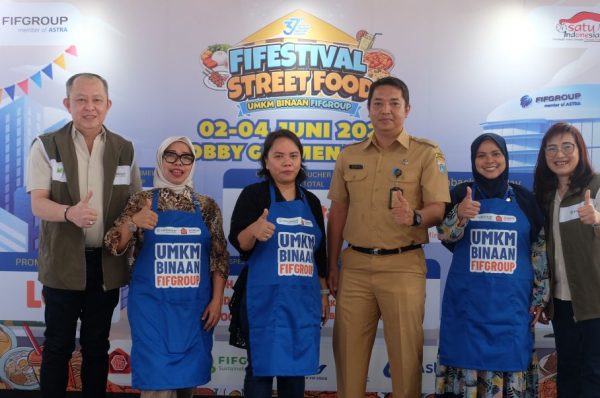 Jajaran Direktur FIFGROUP, Esther Sri Harjati (kedua dari kanan) dan Julius Julianto Kusdinar (paling kanan) bersama manajemen menunjukkan dukungan nyata kepada pelaku UMKM dengan berbelanja produk kuliner di booth Niharchaniago, salah satu UMKM binaan FIFGROUP dalam FIFestival Street Food 2026.