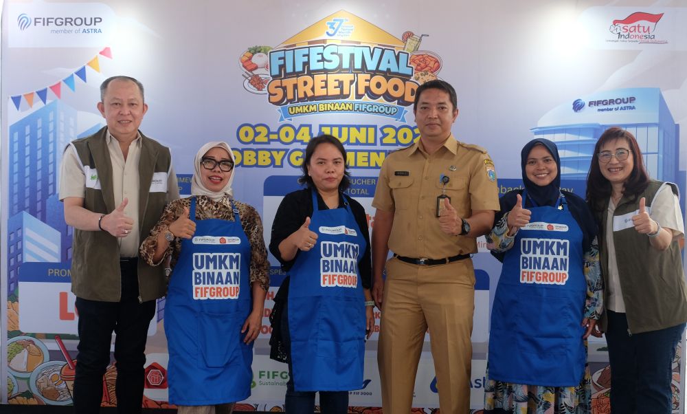 Jajaran Direktur FIFGROUP, Esther Sri Harjati (kedua dari kanan) dan Julius Julianto Kusdinar (paling kanan) bersama manajemen menunjukkan dukungan nyata kepada pelaku UMKM dengan berbelanja produk kuliner di booth Niharchaniago, salah satu UMKM binaan FIFGROUP dalam FIFestival Street Food 2026.
