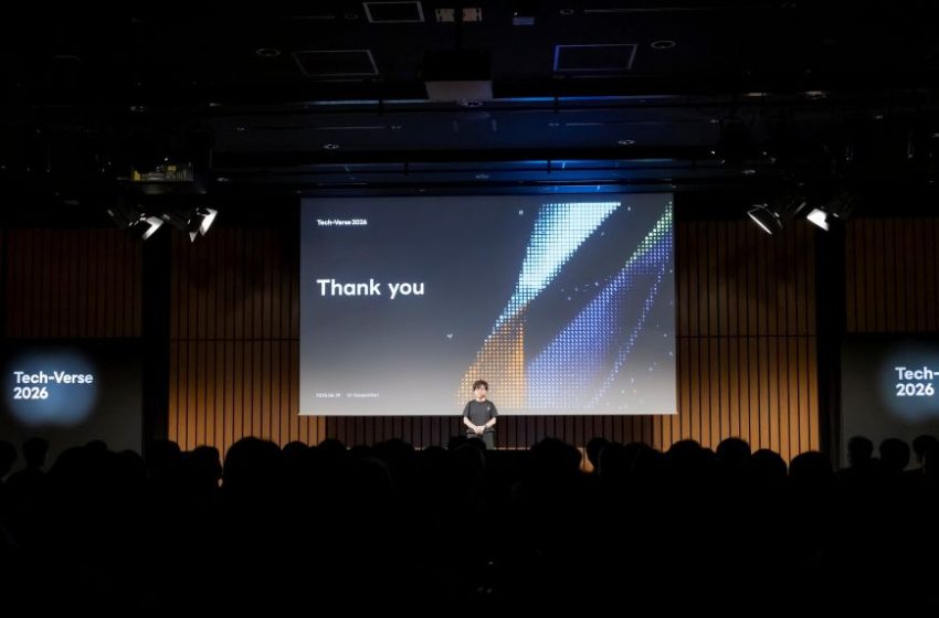 Chief Technology Officer (CTO) LINE Yahoo, Park Euivin (kanan), bersama AI CBU Lead LINE Yahoo, Ryota Namiki, menjadi pembicara dalam sesi Keynote pada konferensi teknologi Tech-Verse 2026.
