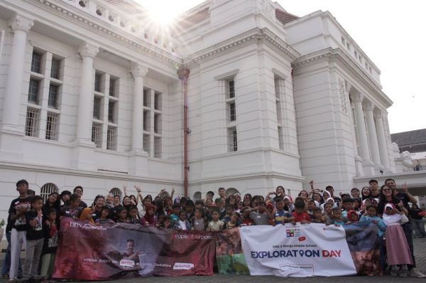 Senior Vice President (SVP) of Internal Communications and Impact Beyond Banking Riany Agustina bersama sukarelawan karyawan Bank DBS Indonesia atau People of Purpose (PoP) mendampingi anak-anak dari komunitas pekerja sampah saat wisata edukasi di Kota Tua, Jakarta, Jumat (24/7/2026). Berkolaborasi dengan Yayasan Mahija Parahita Nusantara dalam memperingati Hari Anak Nasional, kegiatan ini menghadirkan pengalaman belajar sejarah dan budaya secara interaktif. Inisiatif ini menjadi wujud komitmen Impact Beyond Banking Bank DBS Indonesia dalam membuka akses pendidikan yang inklusif bagi masyarakat rentan.