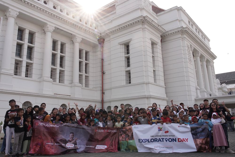 Senior Vice President (SVP) of Internal Communications and Impact Beyond Banking Riany Agustina bersama sukarelawan karyawan Bank DBS Indonesia atau People of Purpose (PoP) mendampingi anak-anak dari komunitas pekerja sampah saat wisata edukasi di Kota Tua, Jakarta, Jumat (24/7/2026). Berkolaborasi dengan Yayasan Mahija Parahita Nusantara dalam memperingati Hari Anak Nasional, kegiatan ini menghadirkan pengalaman belajar sejarah dan budaya secara interaktif. Inisiatif ini menjadi wujud komitmen Impact Beyond Banking Bank DBS Indonesia dalam membuka akses pendidikan yang inklusif bagi masyarakat rentan.