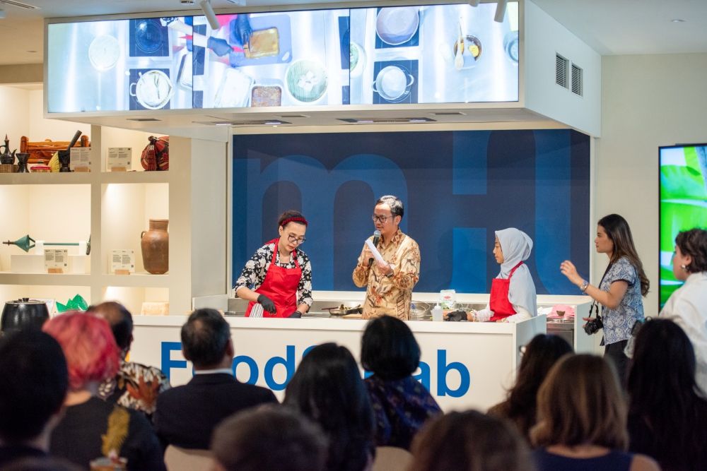 Pengunjung belajar dan menikmati hidangan khas Indonesia dalam pameran kuliner bertajuk: Flavours of the Archipelago: From Smart Farms to Diverse Foods, yang diselenggarakan oleh Kedutaan Besar Republik Indonesia di Roma dan Kantor Perwakilan FAO di Indonesia sebagai bagian dari Konferensi Global FAO tentang Pertanian Cerdas pada Rabu (1/7). ©️FAO