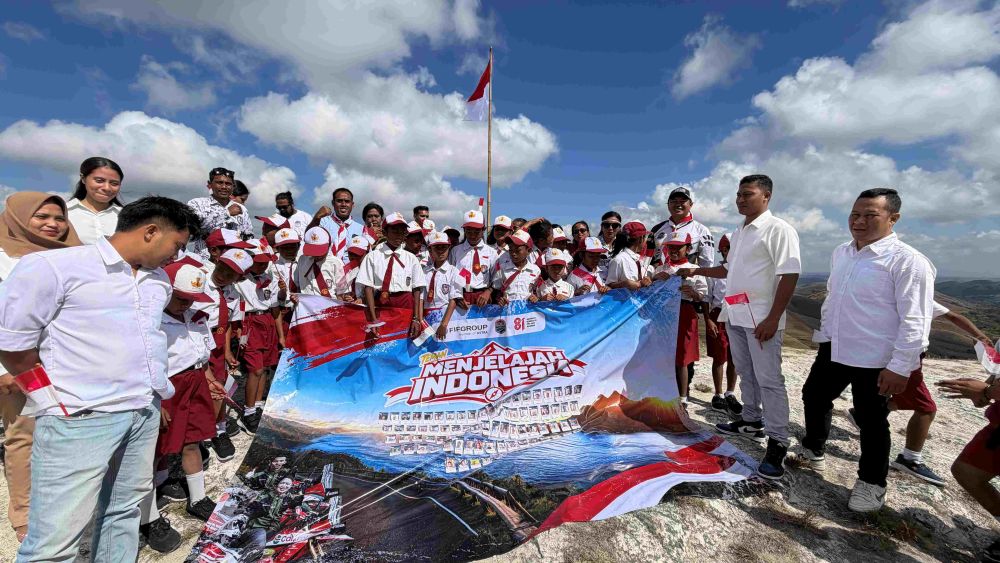 Momen hangat usai upacara bendera, anak-anak SD Ndayami berfoto bersama rider Lintangnusa dan FIFGROUP di Pos Sumba Timur, dalam rangka peringatan Hari Ulang Tahun ke-81 Republik Indonesia, di Bukit Ndapayami, Sumba, Nusa Tenggara Timur, pada 17 Agustus 2026.