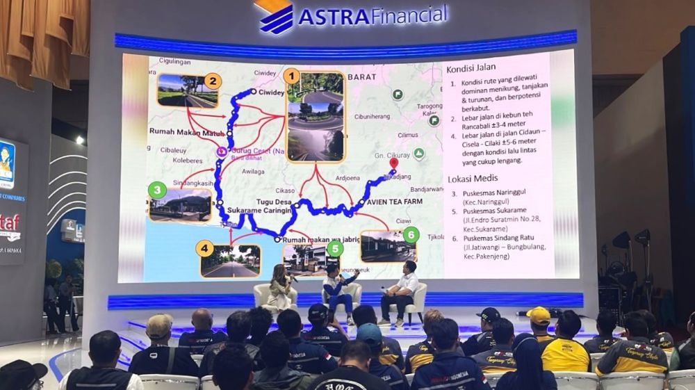 AHM Safety Riding Instructor, M. Zakky Zulfiar (tengah), memberikan edukasi mengenai prinsip safety riding dan defensive riding kepada komunitas pengendara motor dan jurnalis otomotif dalam Talkshow Safety Riding FIFGROUP Aman Berlalu Lintas (FABL) 2026 pada rangkaian Bincang-Bincang Bersama (3B) Astra Financial di ajang GIIAS 2026, Hall 7 ICE BSD City, Kabupaten Tangerang, Sabtu (1/8).