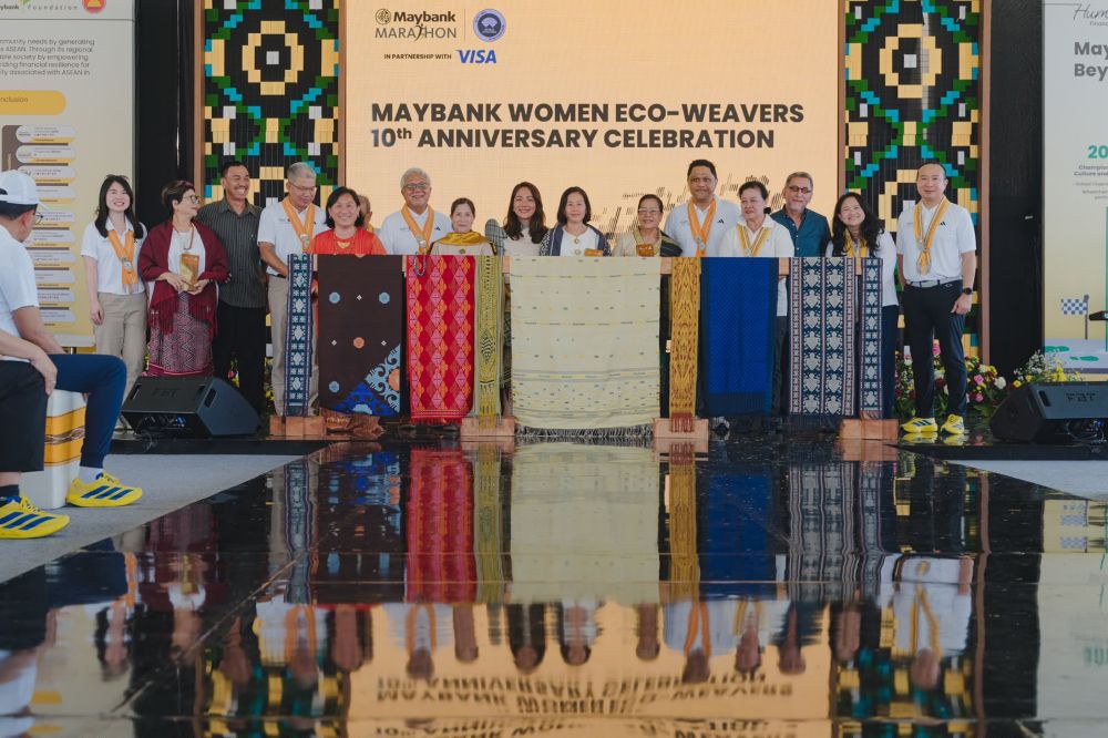Selama satu dekade, melalui Maybank Women Eco-Weavers, Maybank menyerukan semangat pemberdayaan perempuan serta inklusi keuangan dengan dukungan terhadap wirausaha dan penciptaan lapangan pekerjaan. Sebagai bagian dari komitmen besarnya terhadap keberlanjutan, Maybank juga mengedukasi para penenun tersebut untuk menggunakan bahan-bahan berkelanjutan. | IST